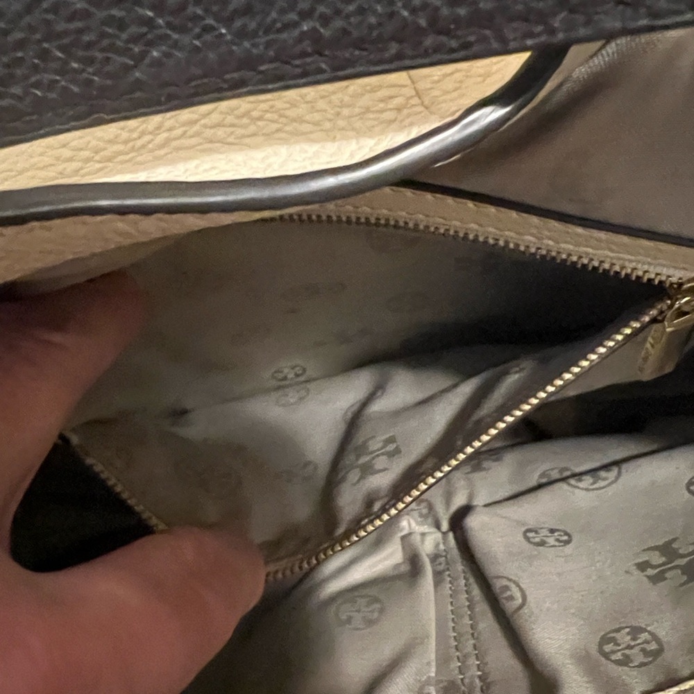 Tory Burch Black and Cream Shoulder Bag - Picture 7 of 9